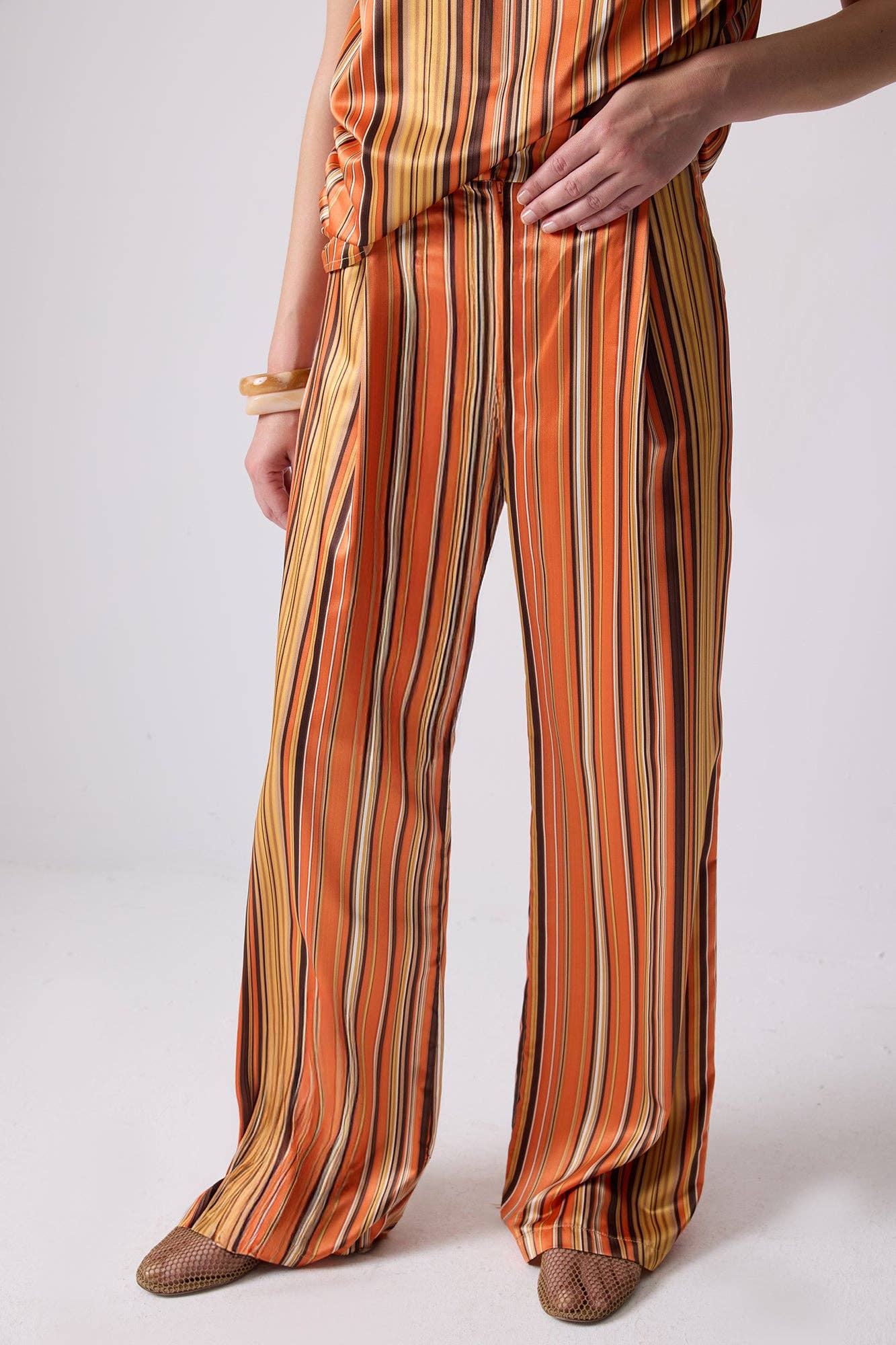 Completo rétro in raso a righe con blusa e pantaloni