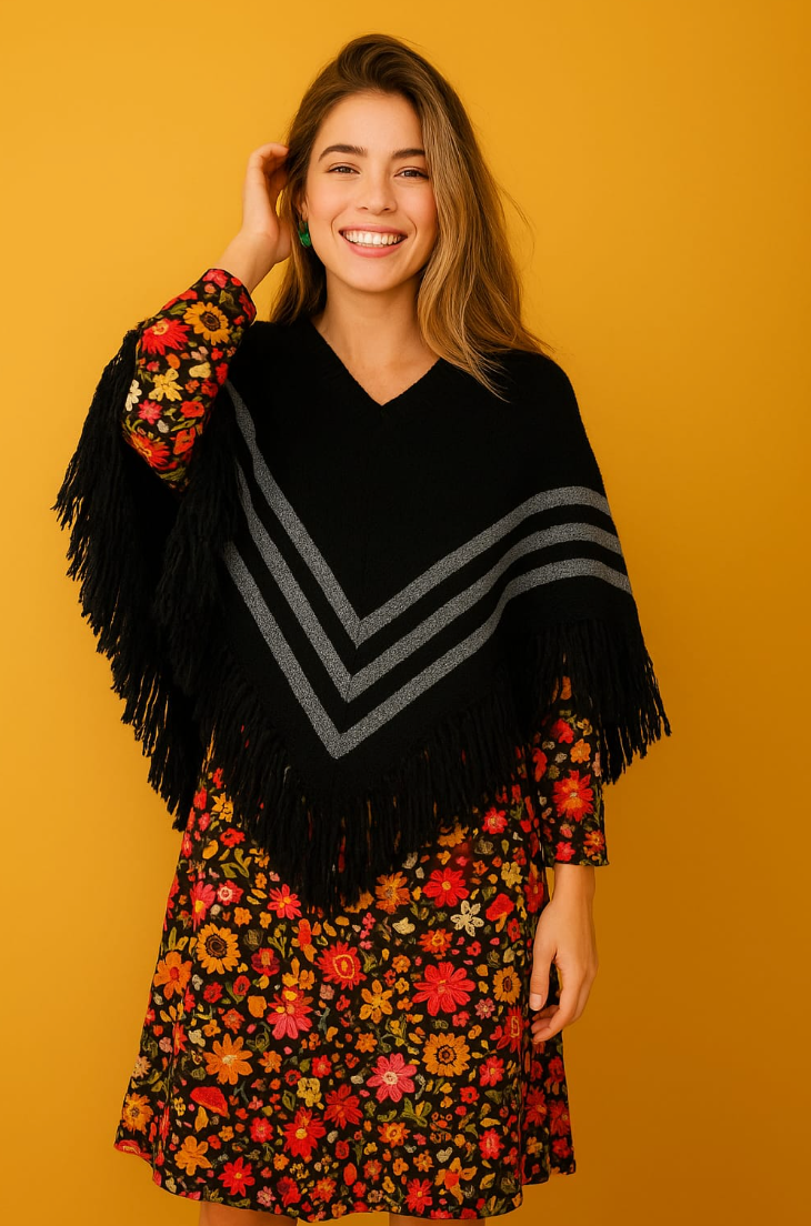 Poncho nero con scollo a V e frange