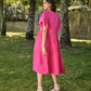 Abito midi fucsia con scollo a V e maniche a volant