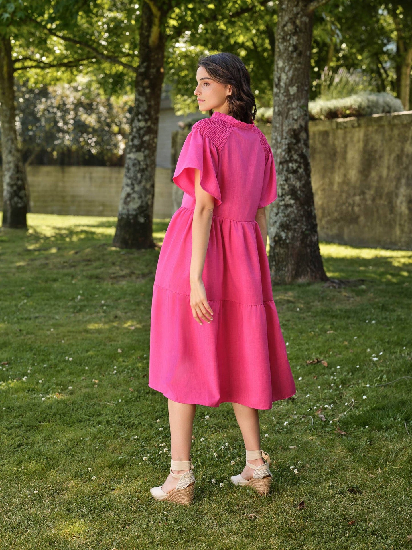 Abito midi fucsia con scollo a V e maniche a volant