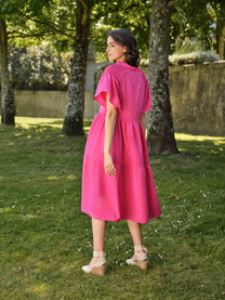 Abito midi fucsia con scollo a V e maniche a volant