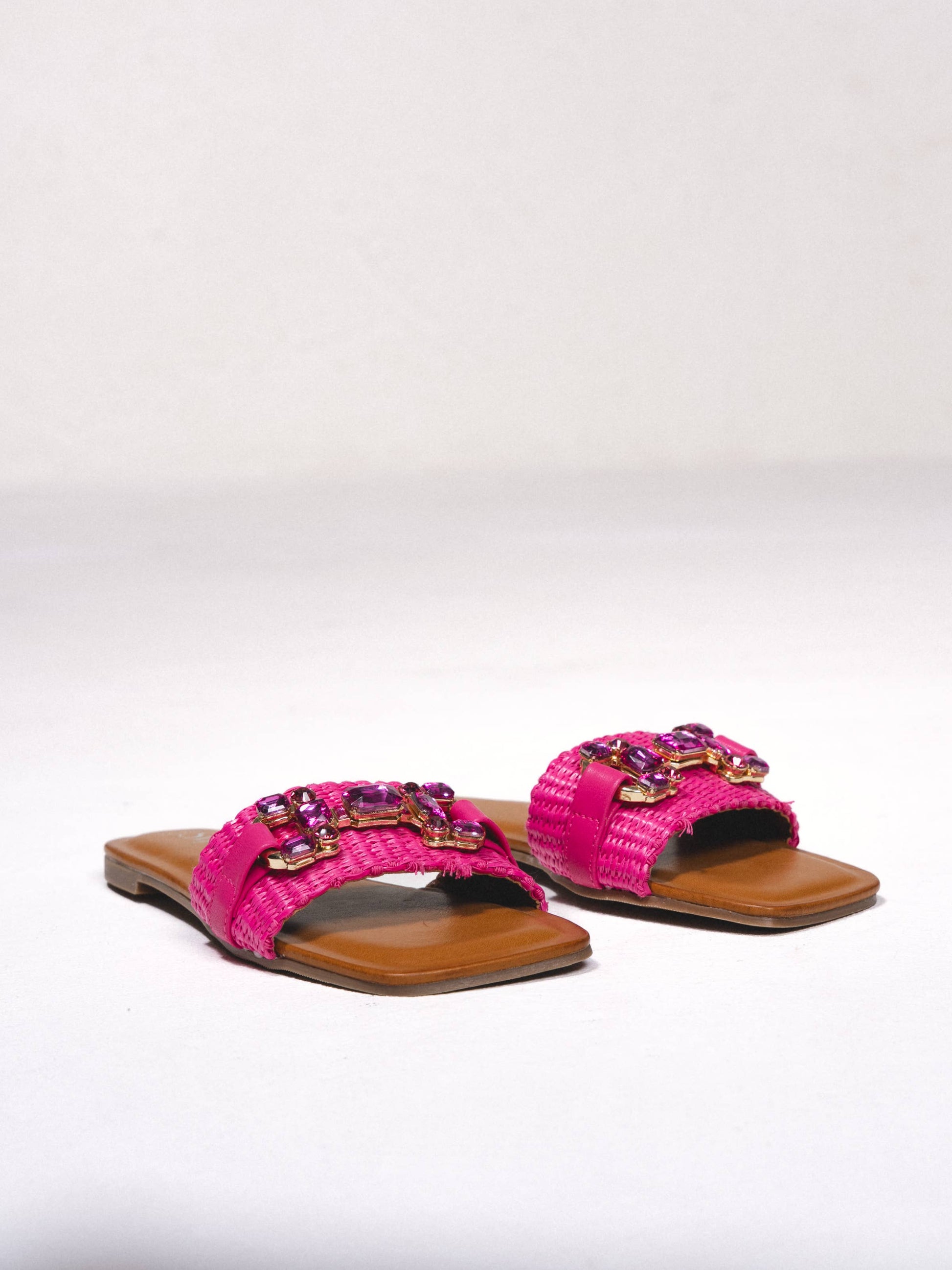 Sandali bassi in rafia con pietre brillanti