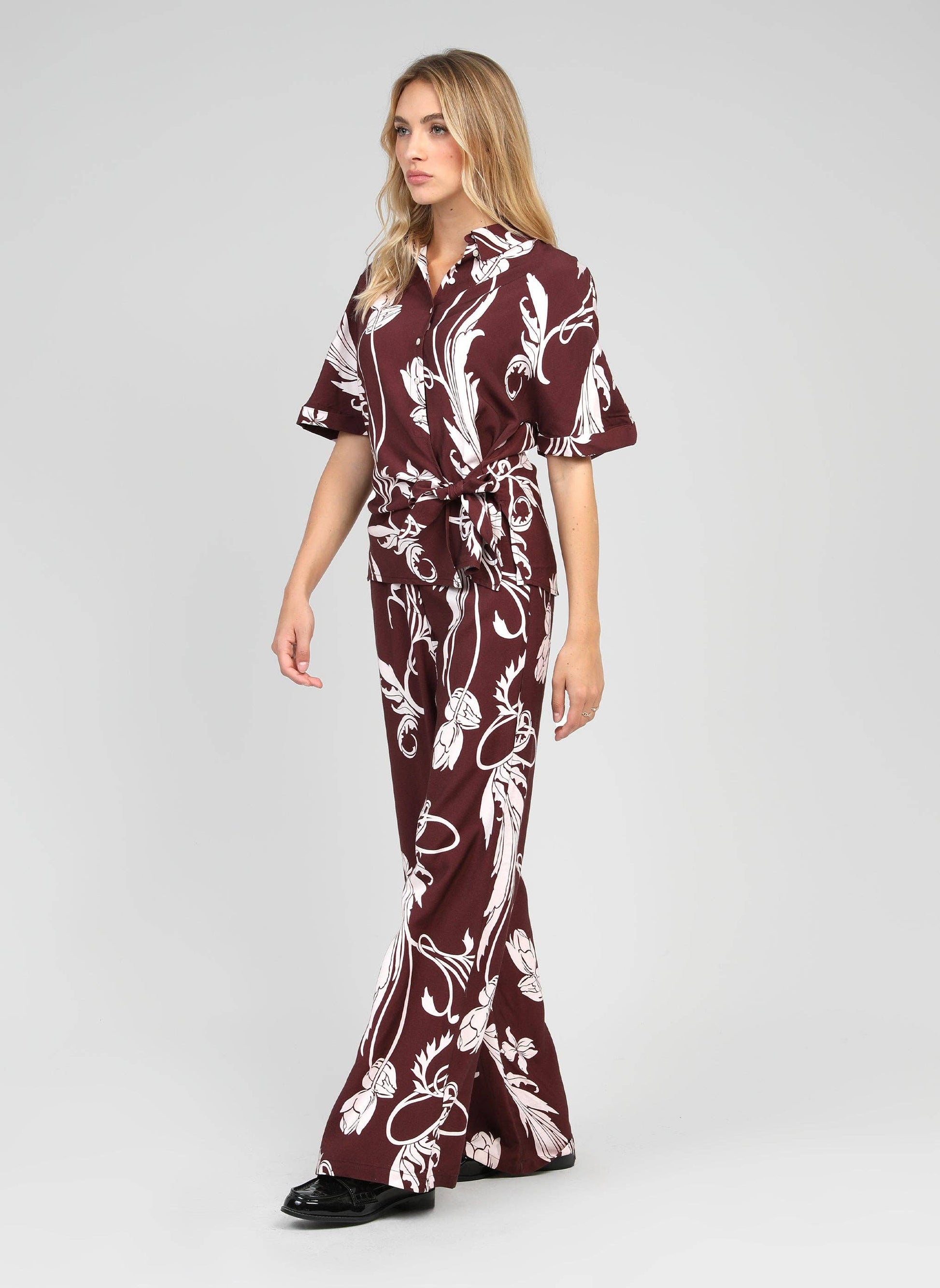 Pantaloni a palazzo bordeaux con stampa floreale