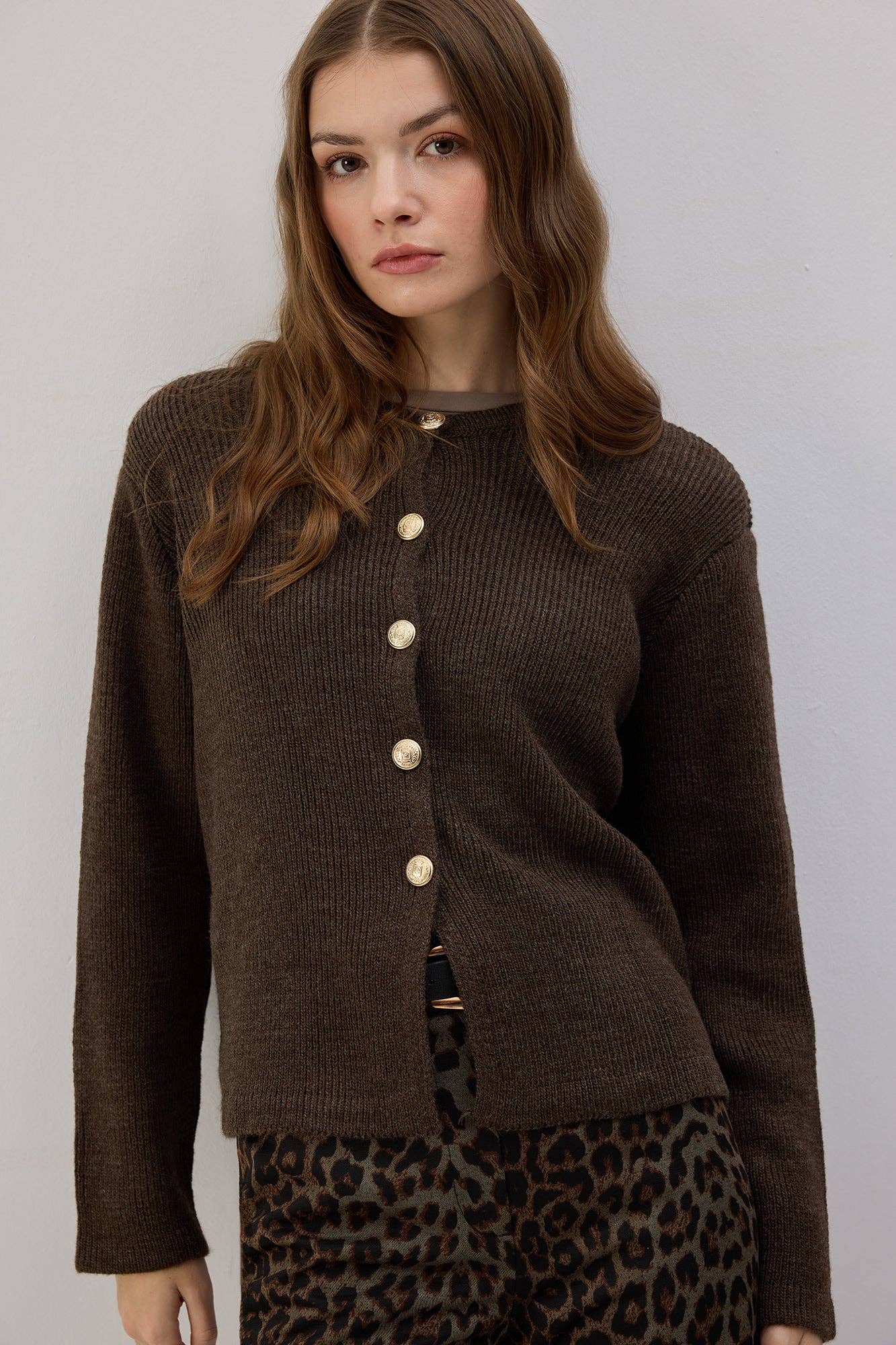 Cardigan corto con bottoni dorati