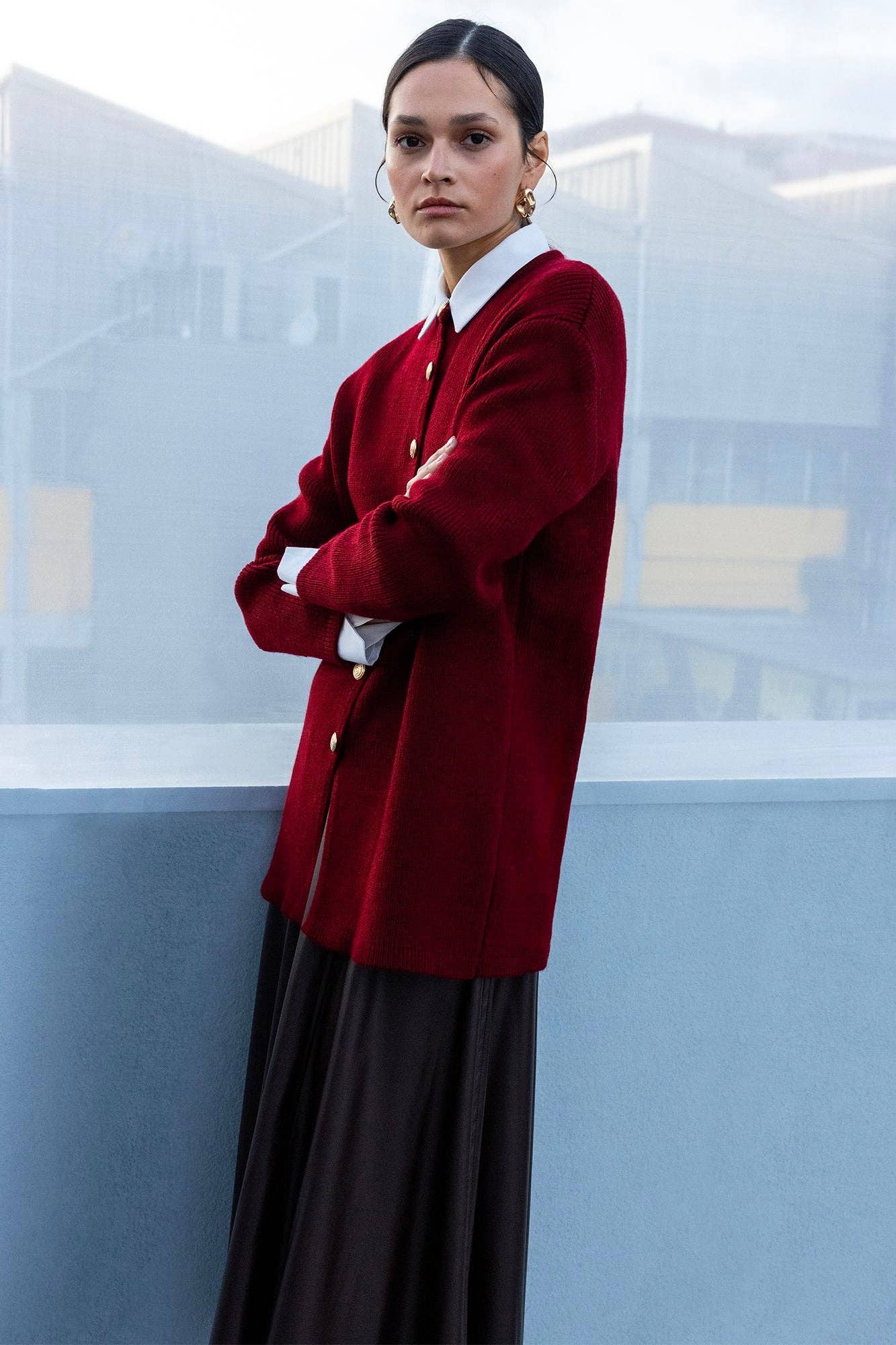 Cardigan lungo bordeaux con bottoni dorati