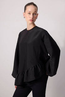 Blusa nera con balza asimmetrica