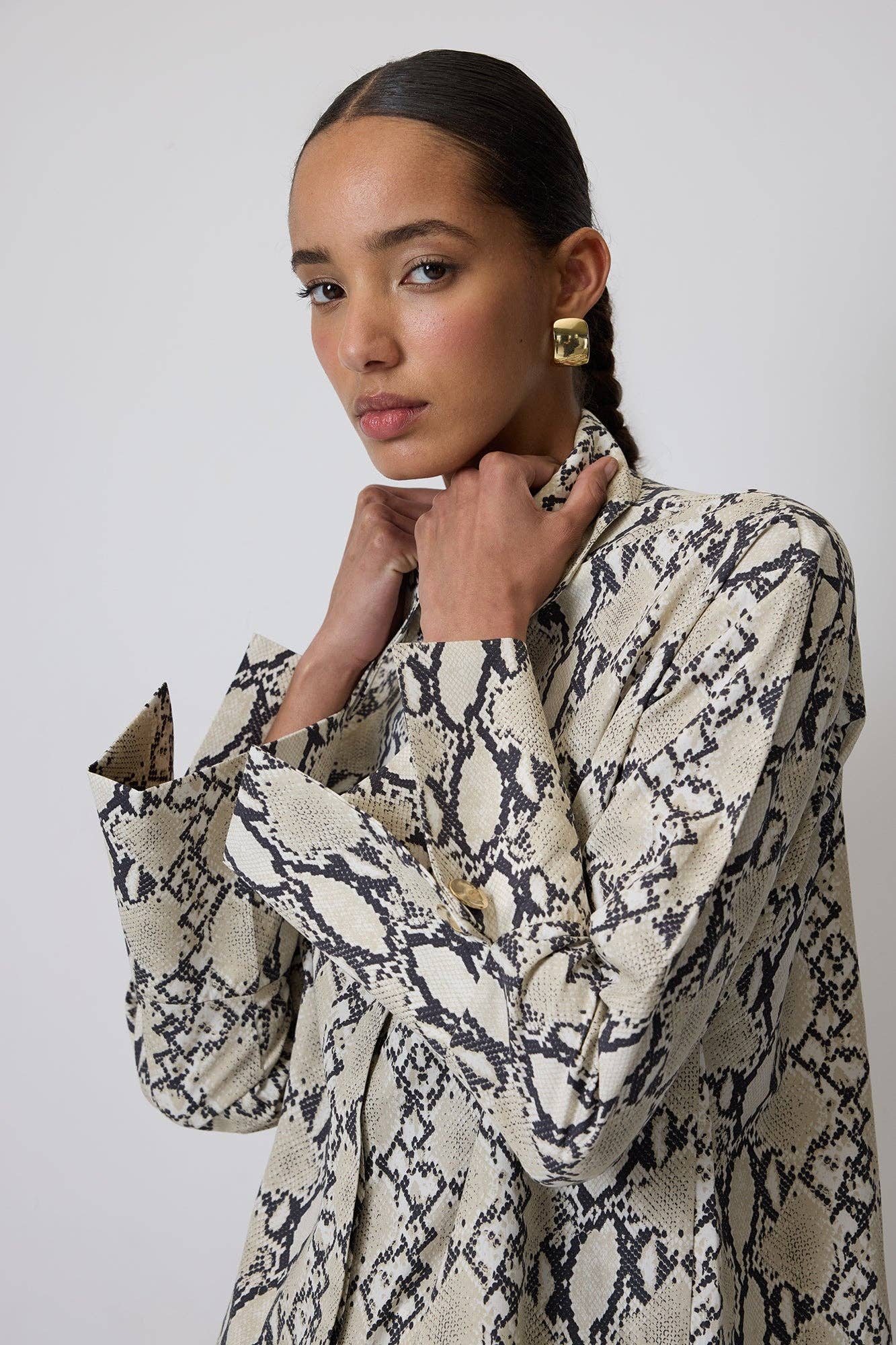 Camicia in cotone con stampa serpente e polsini larghi