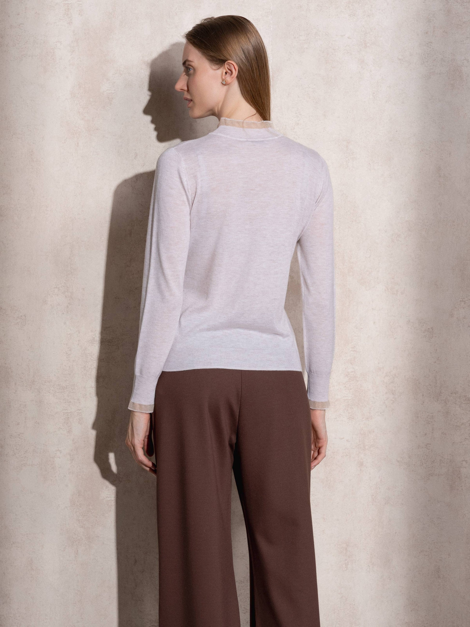Maglione in maglia con collo alto e volant