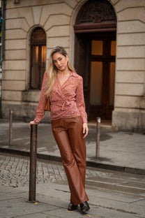 Pantaloni a zampa effetto pelle
