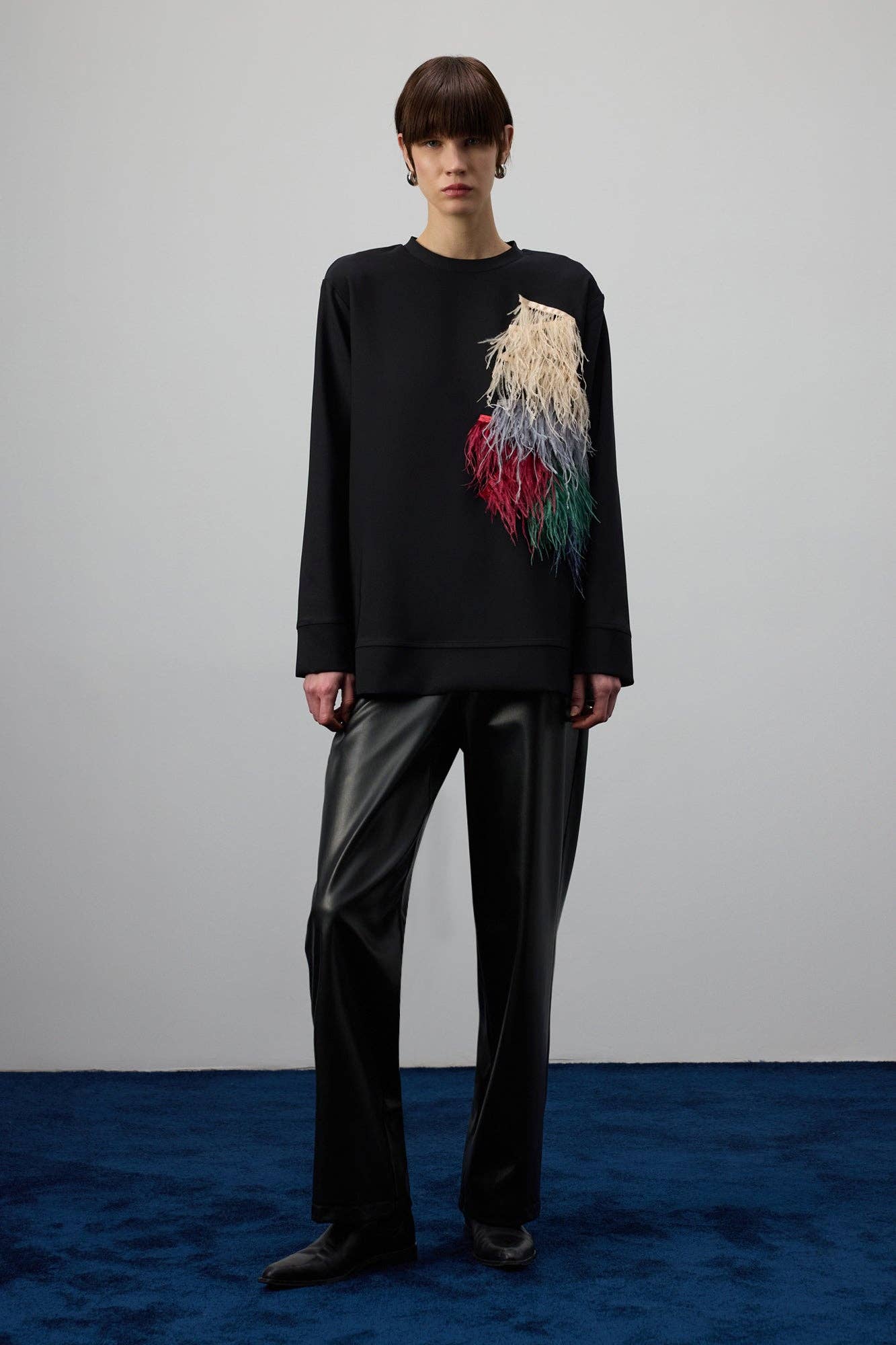 Tunica oversize nera con applicazione piumata multicolor