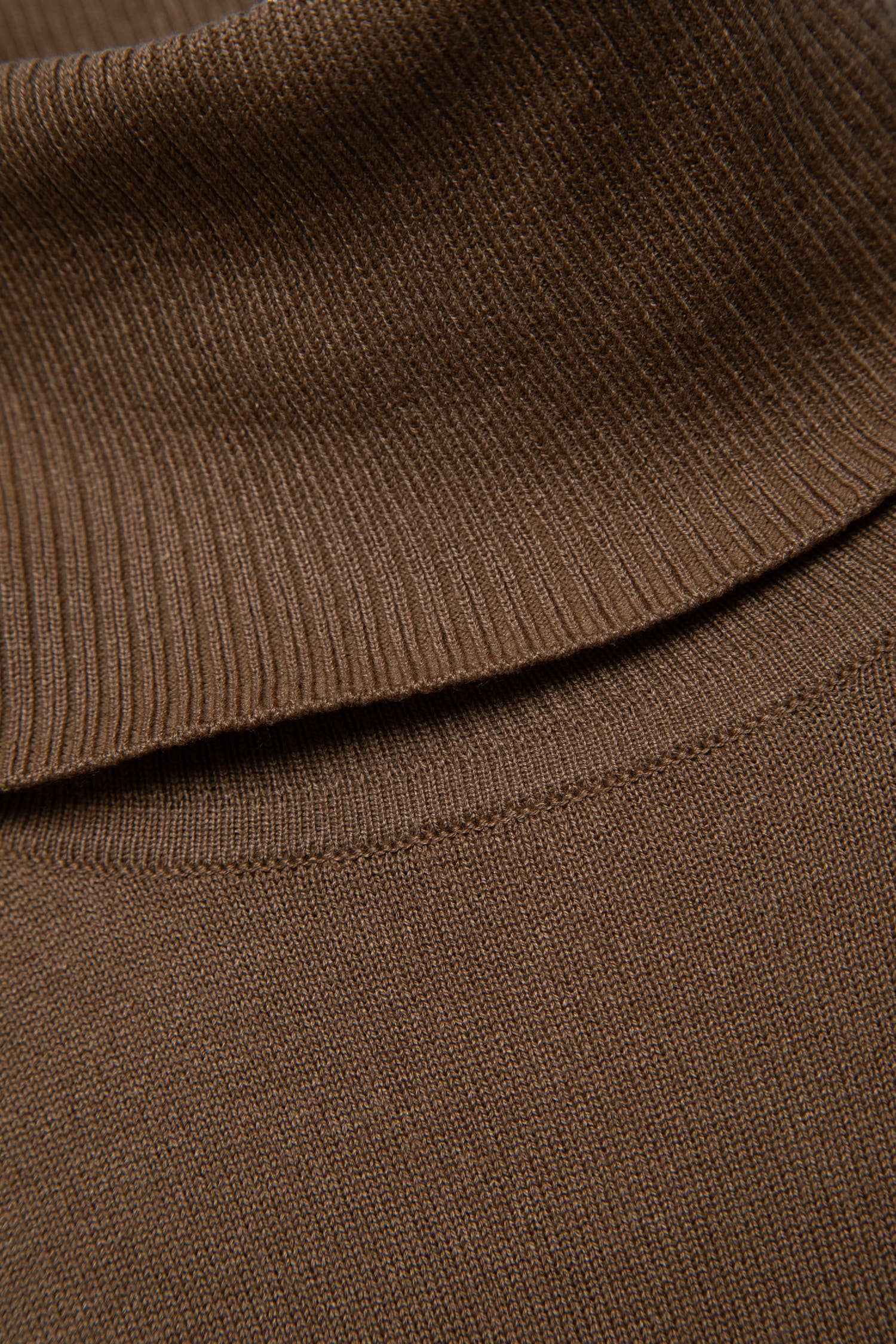 Maglione dolcevita a maglia rasata