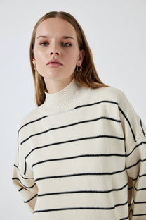 Set in maglia a righe con maxi maglione e abito longuette
