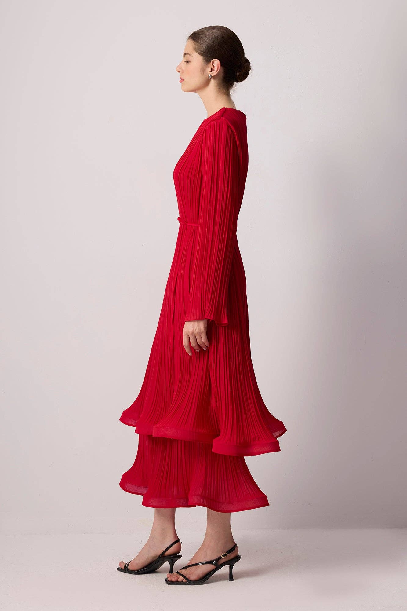 Abito midi in chiffon plissé con cintura a fascia