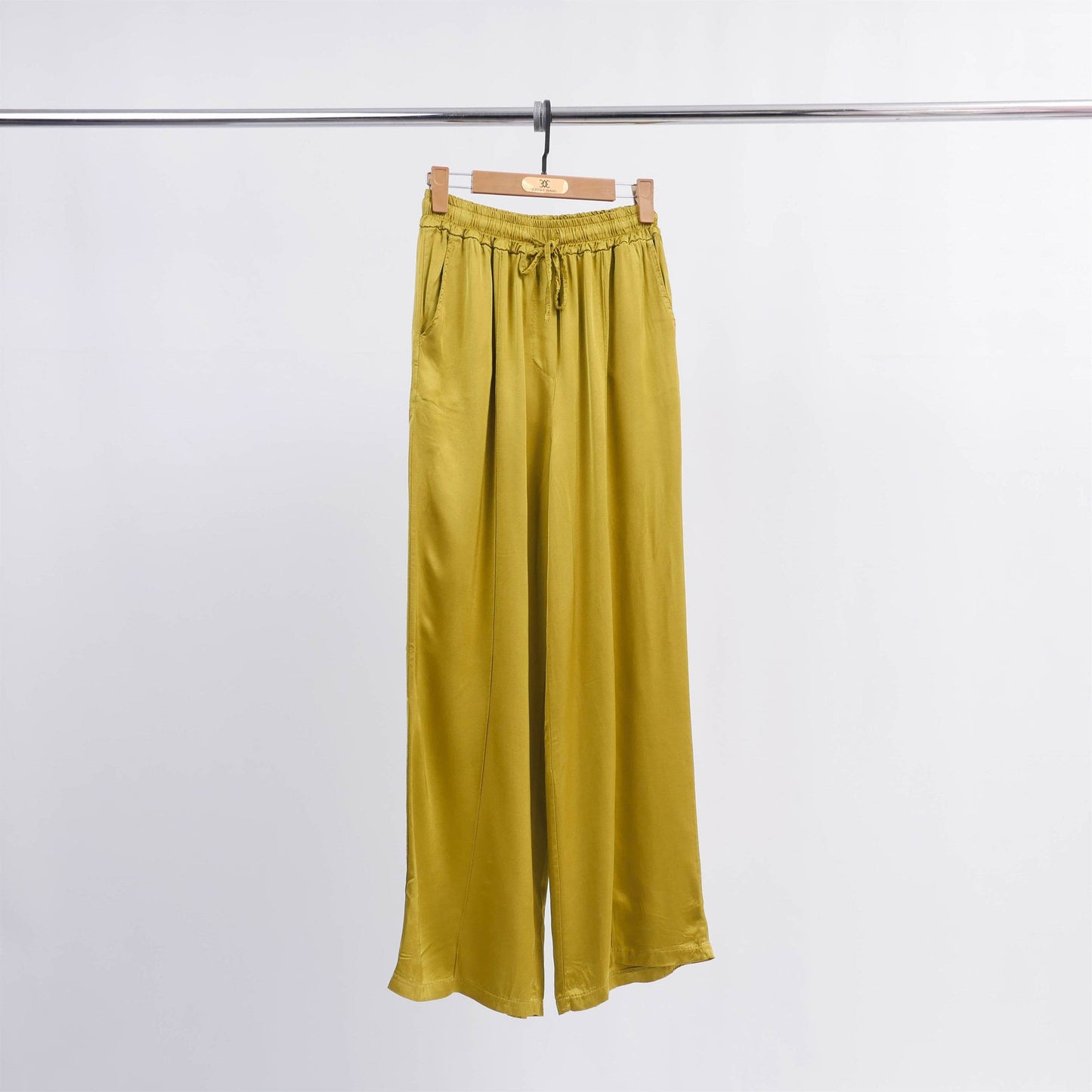 Pantaloni fluidi in raso a gamba ampia
