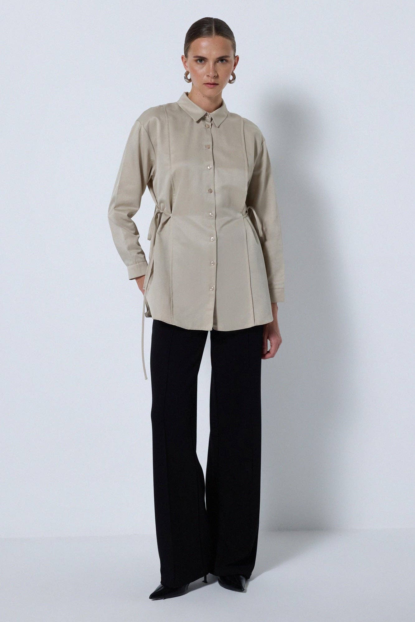 Camicia in raso con lacci laterali