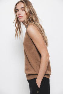 Top smanicato in maglia rasata con girocollo