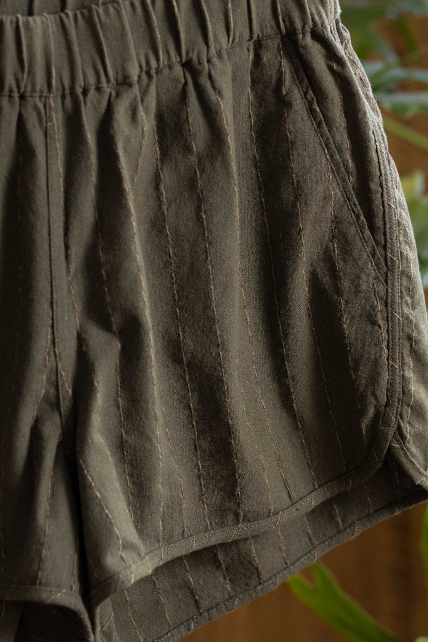 Shorts track Luca a righe oliva in lino e cotone