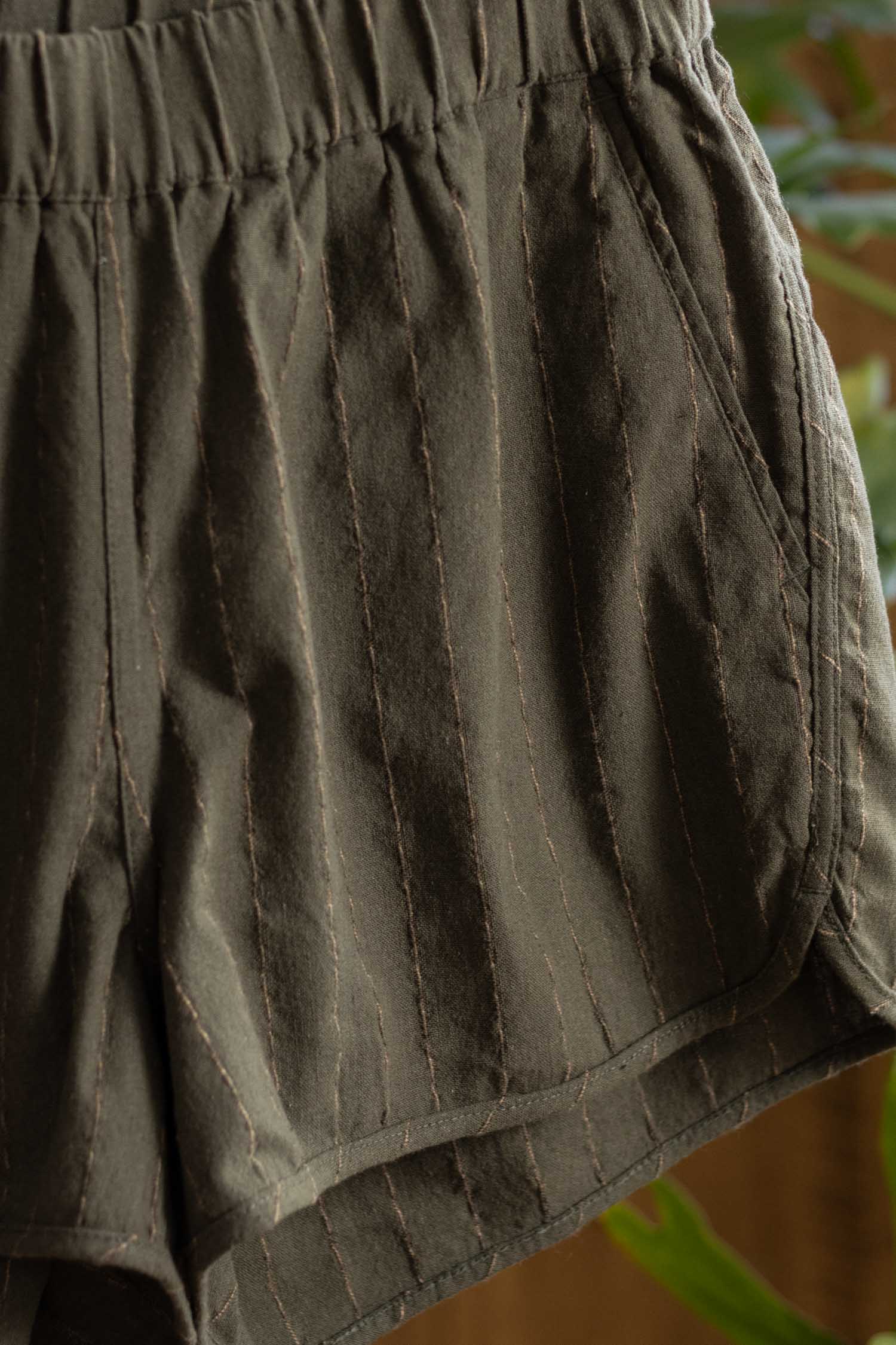 Shorts track Luca a righe oliva in lino e cotone
