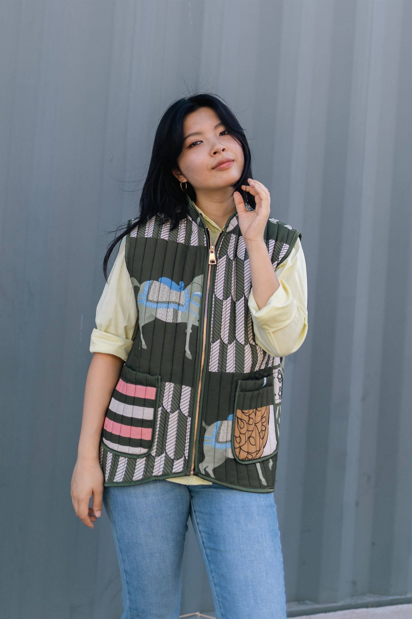 Gilet trapuntato smanicato con stampa cavalli