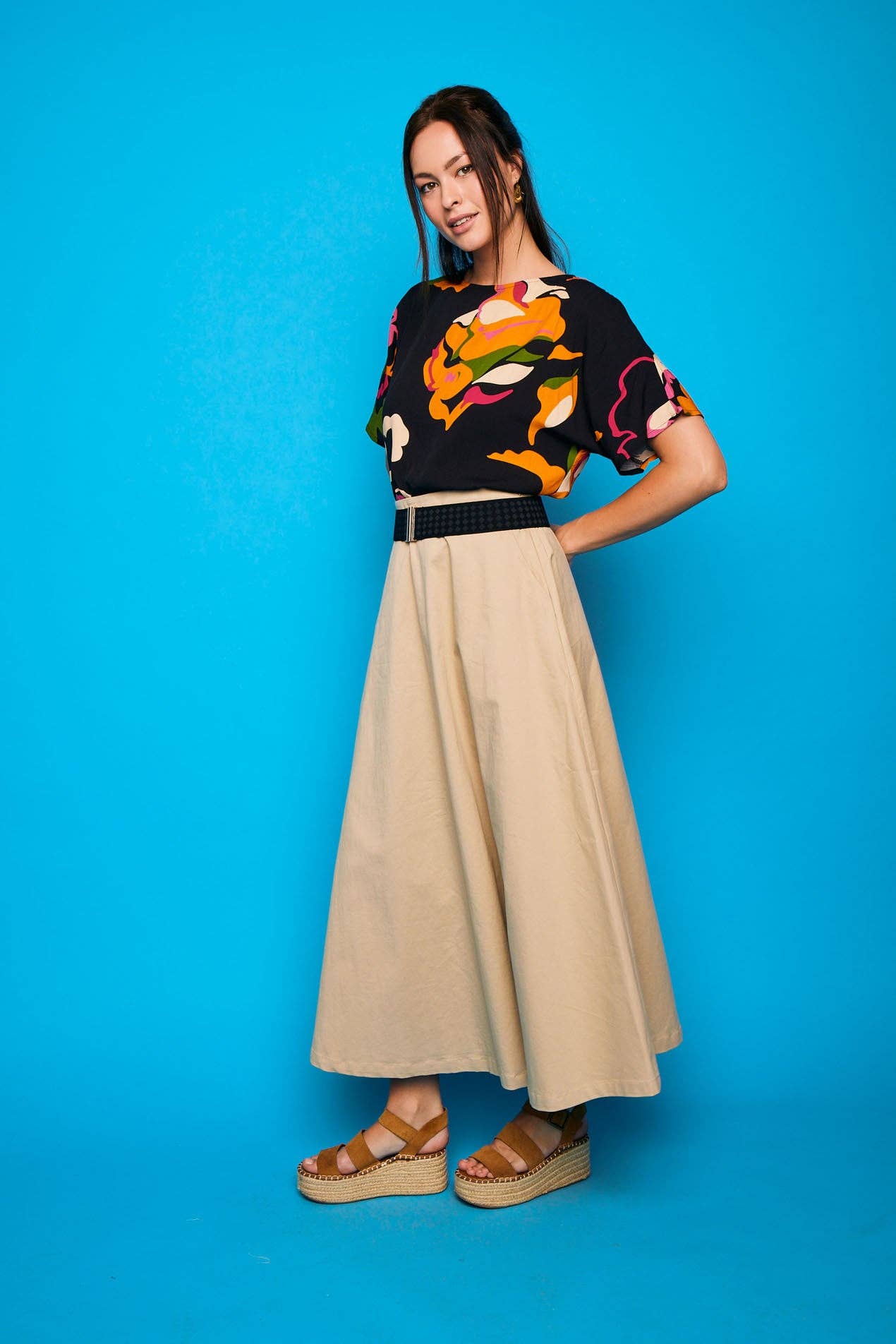 Camicia nera a maniche corte con stampa floreale e bottoni sul retro