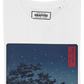 T-shirt bianca con stampa anime e lucciole luminose