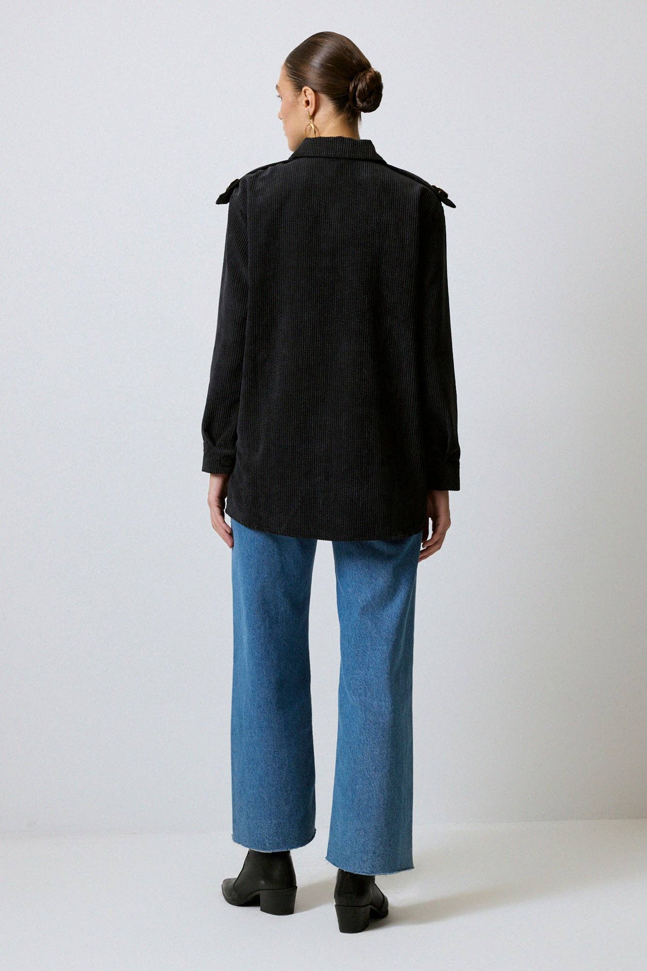 Overshirt in velluto a coste con spalline e bottoni dorati