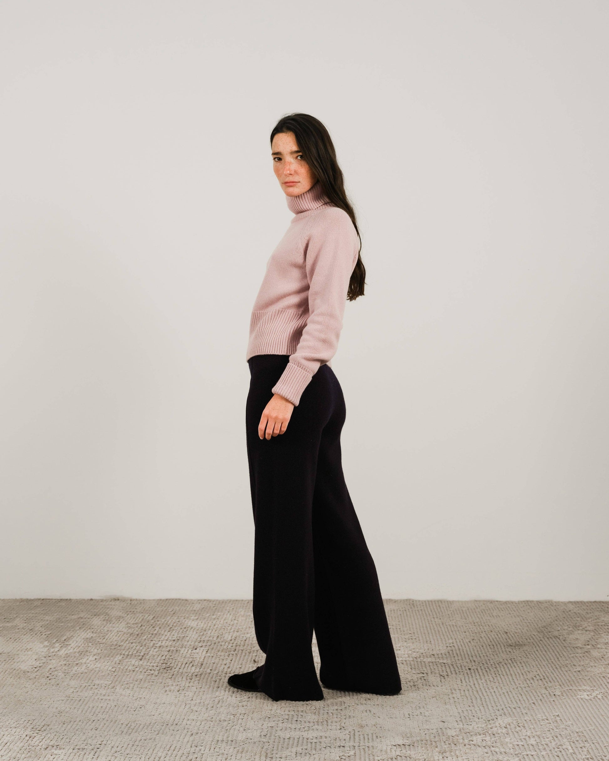 Maglione dolcevita corto in misto cashmere con polsini risvoltati