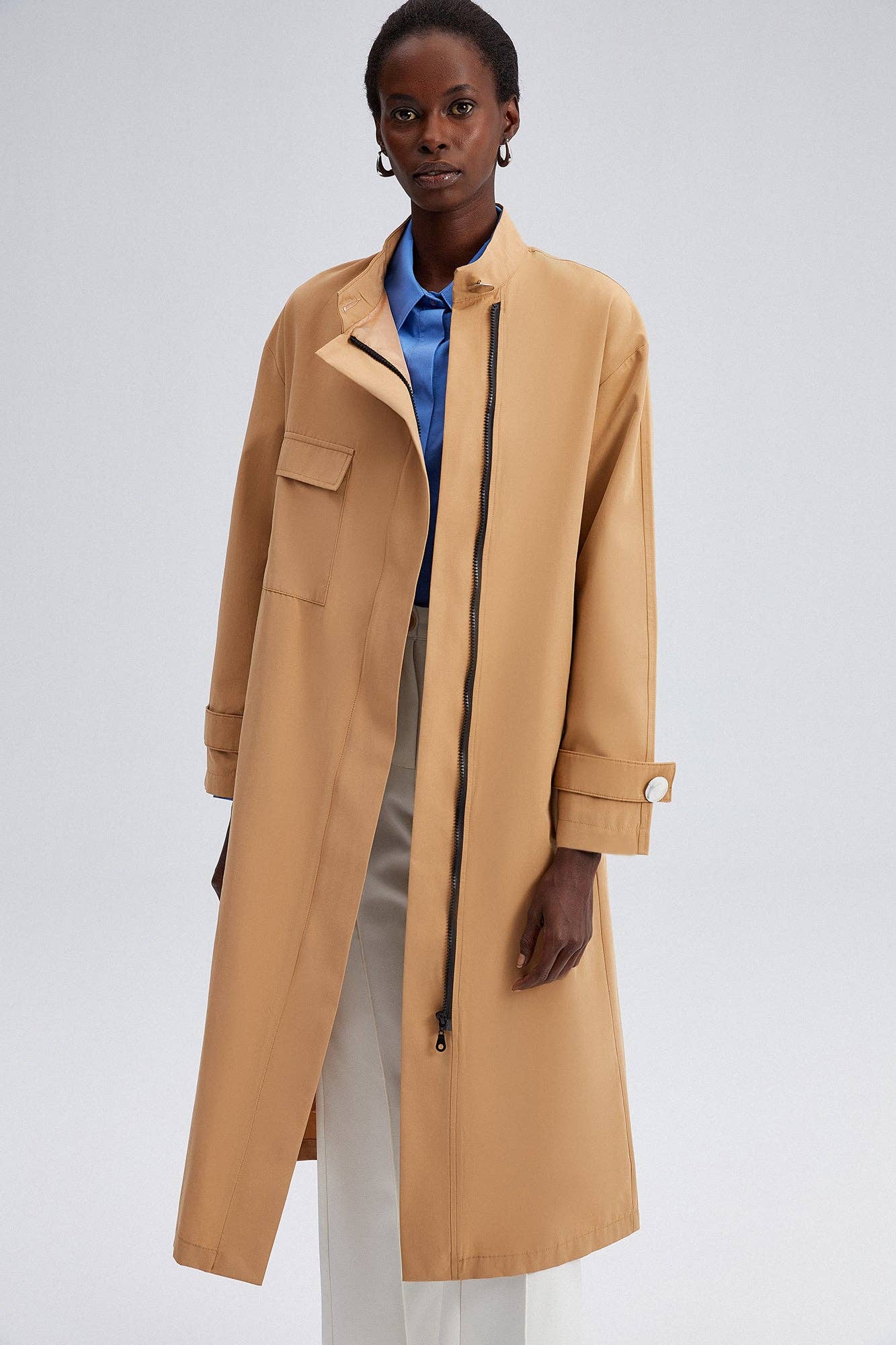 Trench lungo beige con maxi tasche