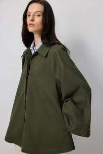 Trench corto in gabardine di cotone con maniche svasate