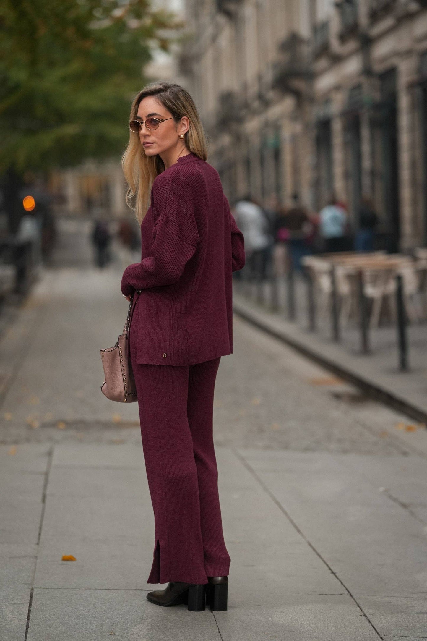Pantaloni in maglia a coste con spacchi laterali
