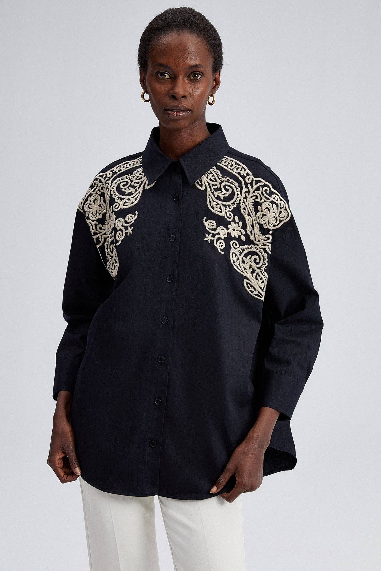 Camicia oversize nera ricamata con bottoni