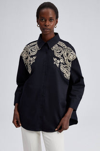 Camicia oversize nera ricamata con bottoni
