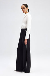 Pantaloni palazzo neri in crepe con piping a contrasto