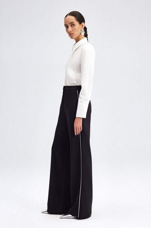 Pantaloni palazzo neri in crepe con piping a contrasto