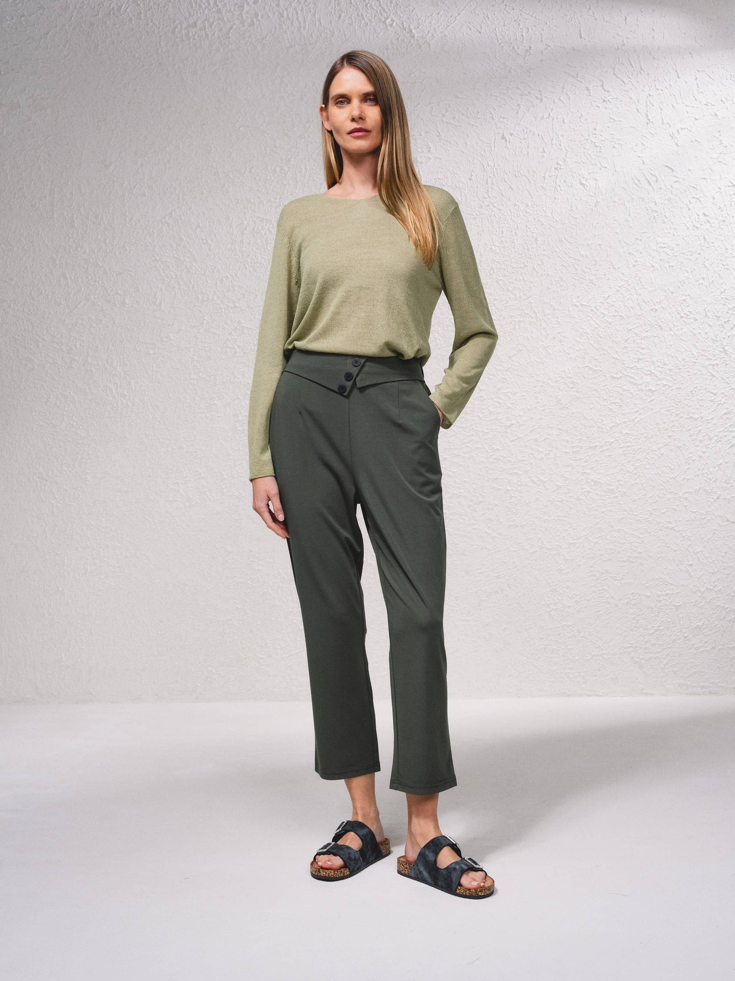 Pantaloni dritti con bottoni decorativi e vita elasticizzata