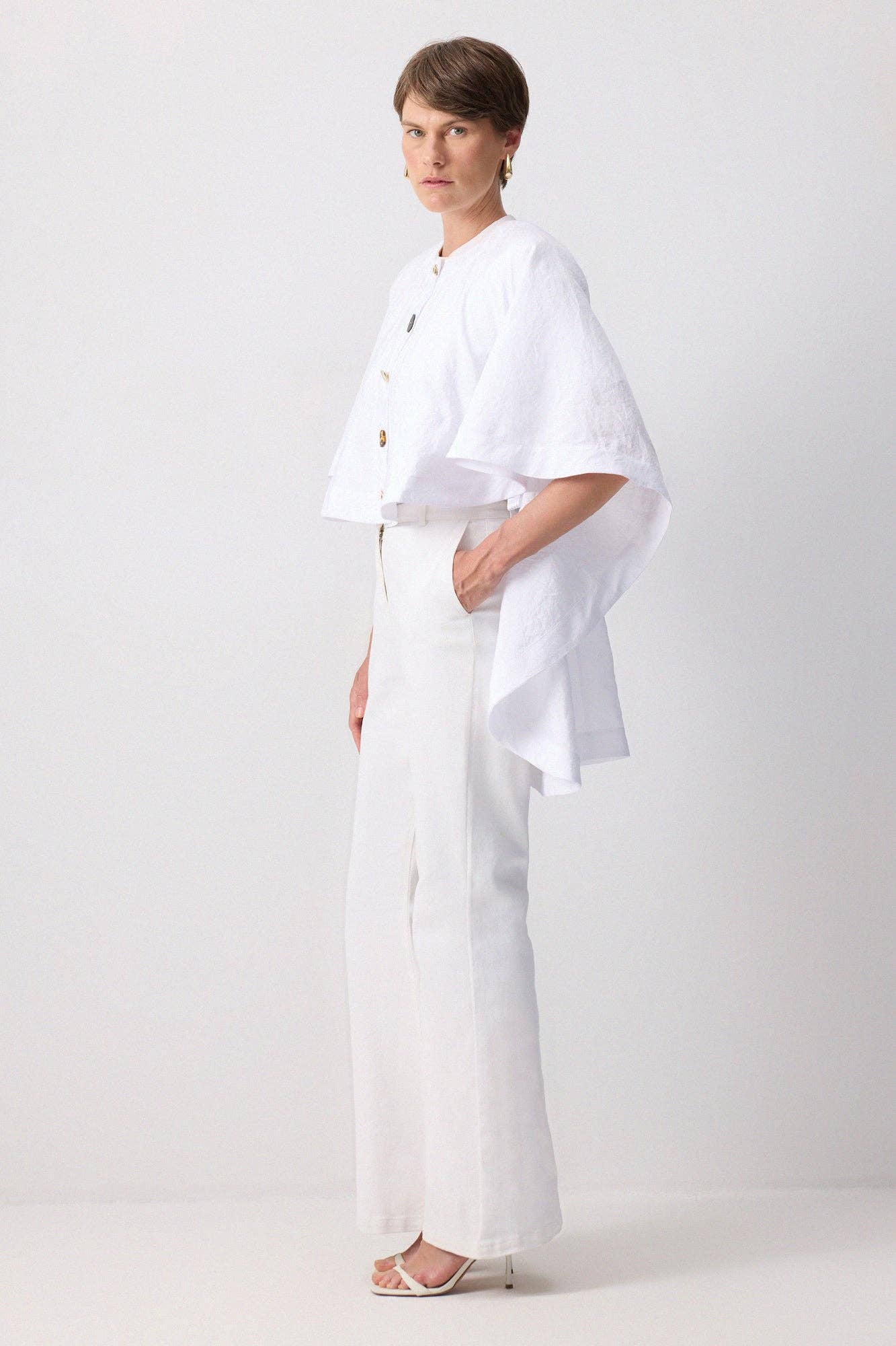 Poncho in cupro bianco con bottoni dorati