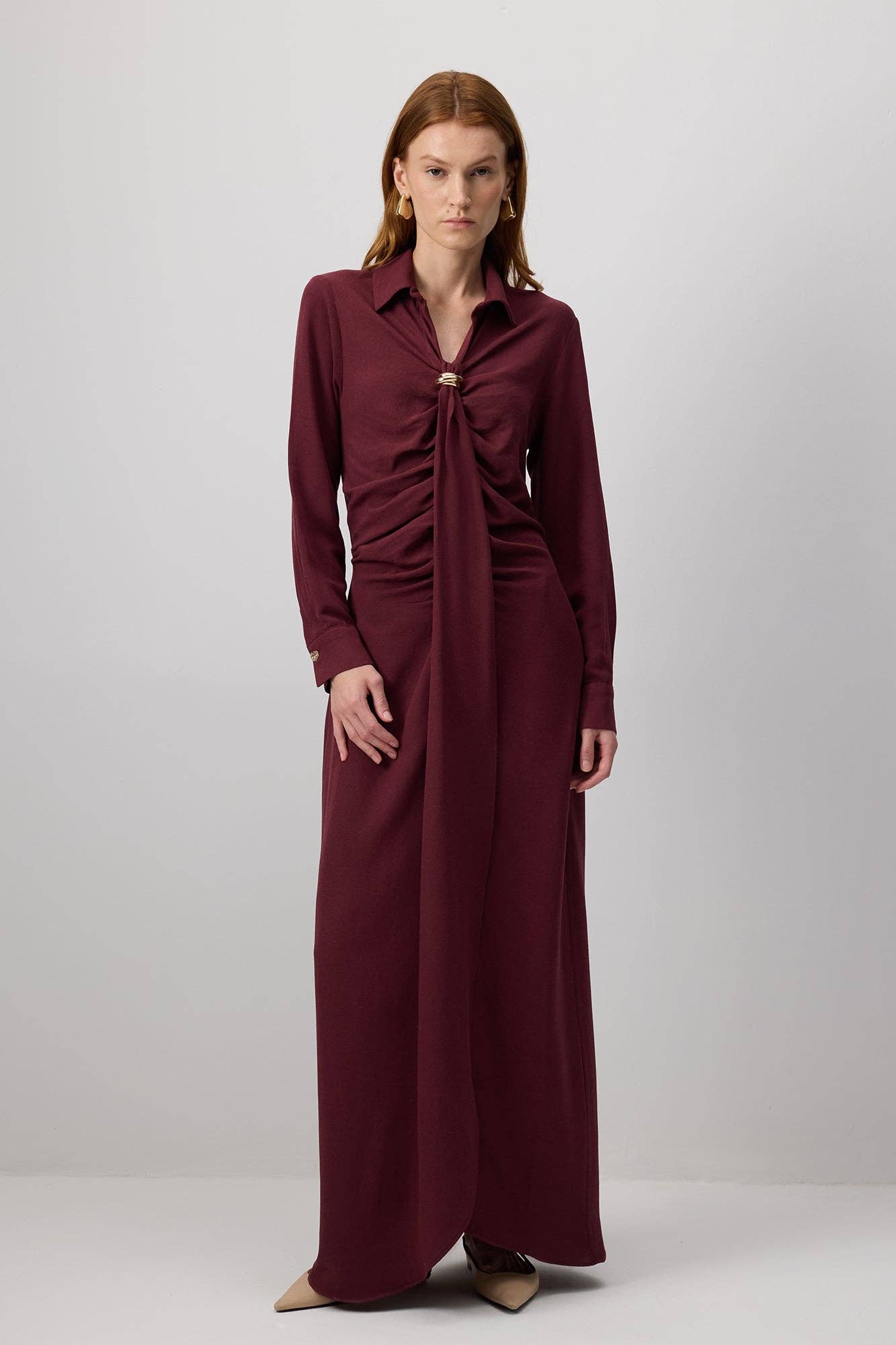 Abito lungo bordeaux con spilla e drappeggi
