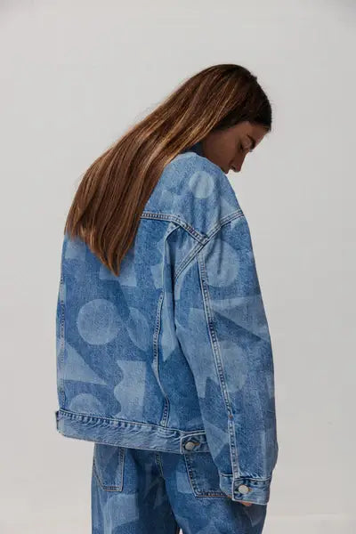 Giacca corta in denim con incisione laser