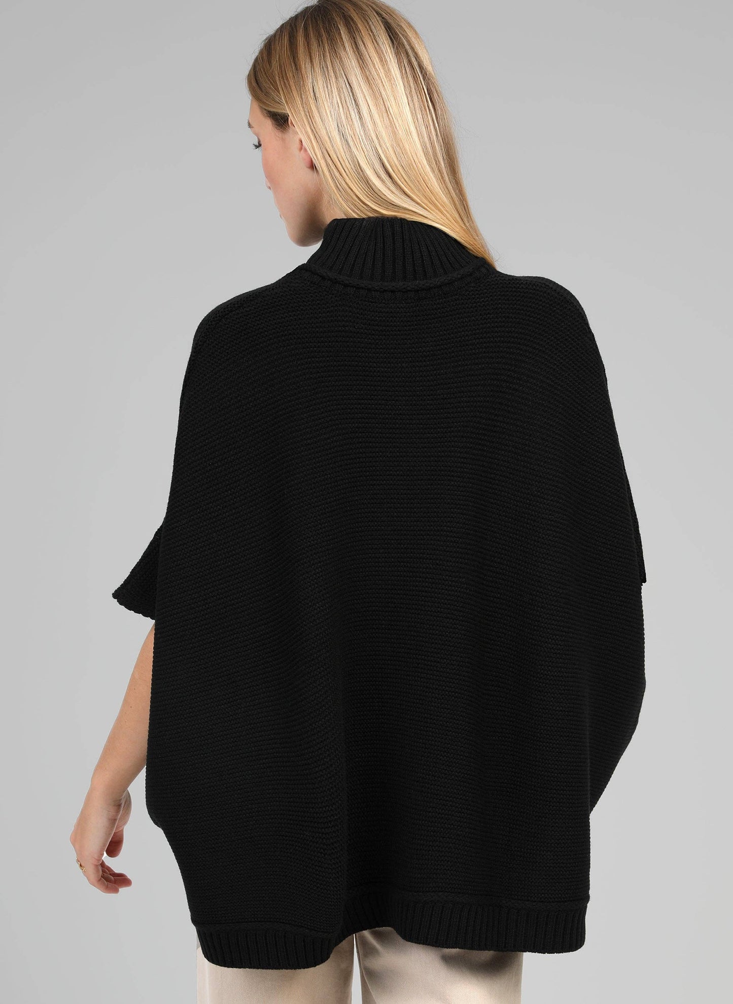 Poncho maglia nero a collo alto con bottoni