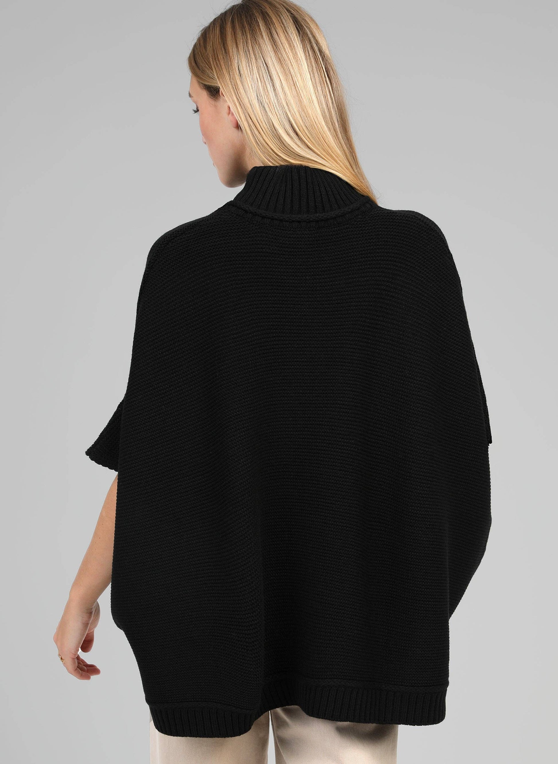 Poncho maglia nero a collo alto con bottoni
