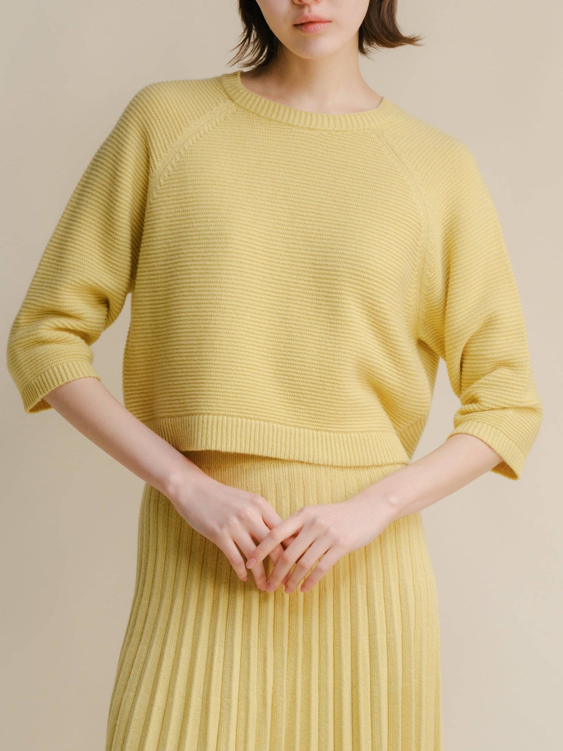 Maglione cropped in misto cashmere con maniche raglan 3/4