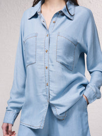 Camicetta in tencel con tasche e bottoni