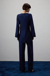Camicetta drappeggiata blu navy con accessorio in metallo