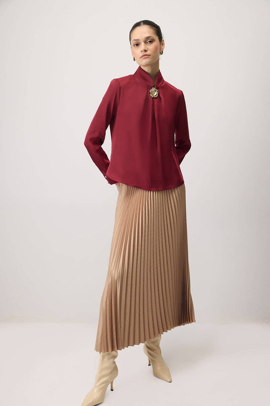 Camicetta bordeaux con spilla rosa