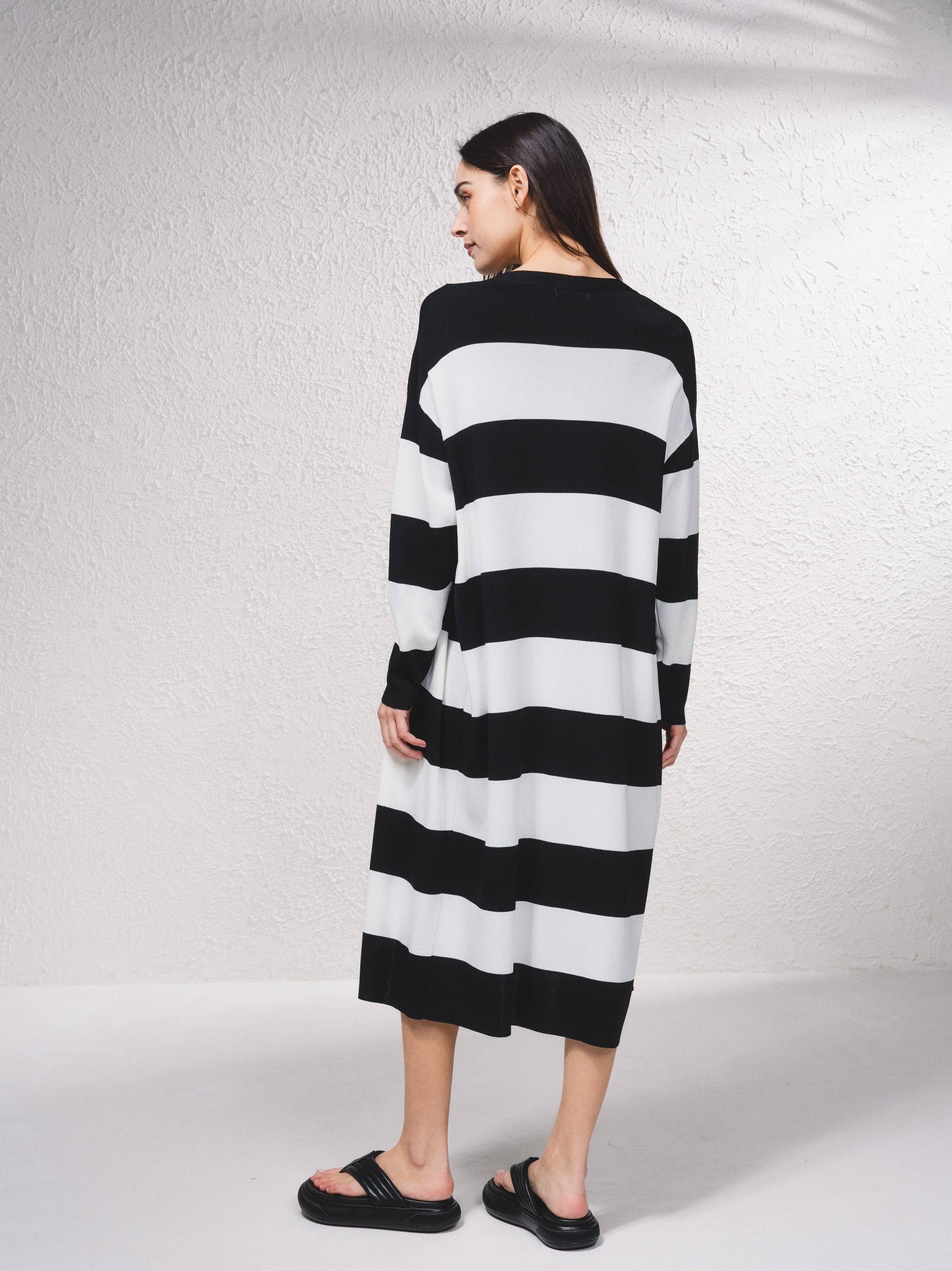 Cardigan lungo a righe aperto