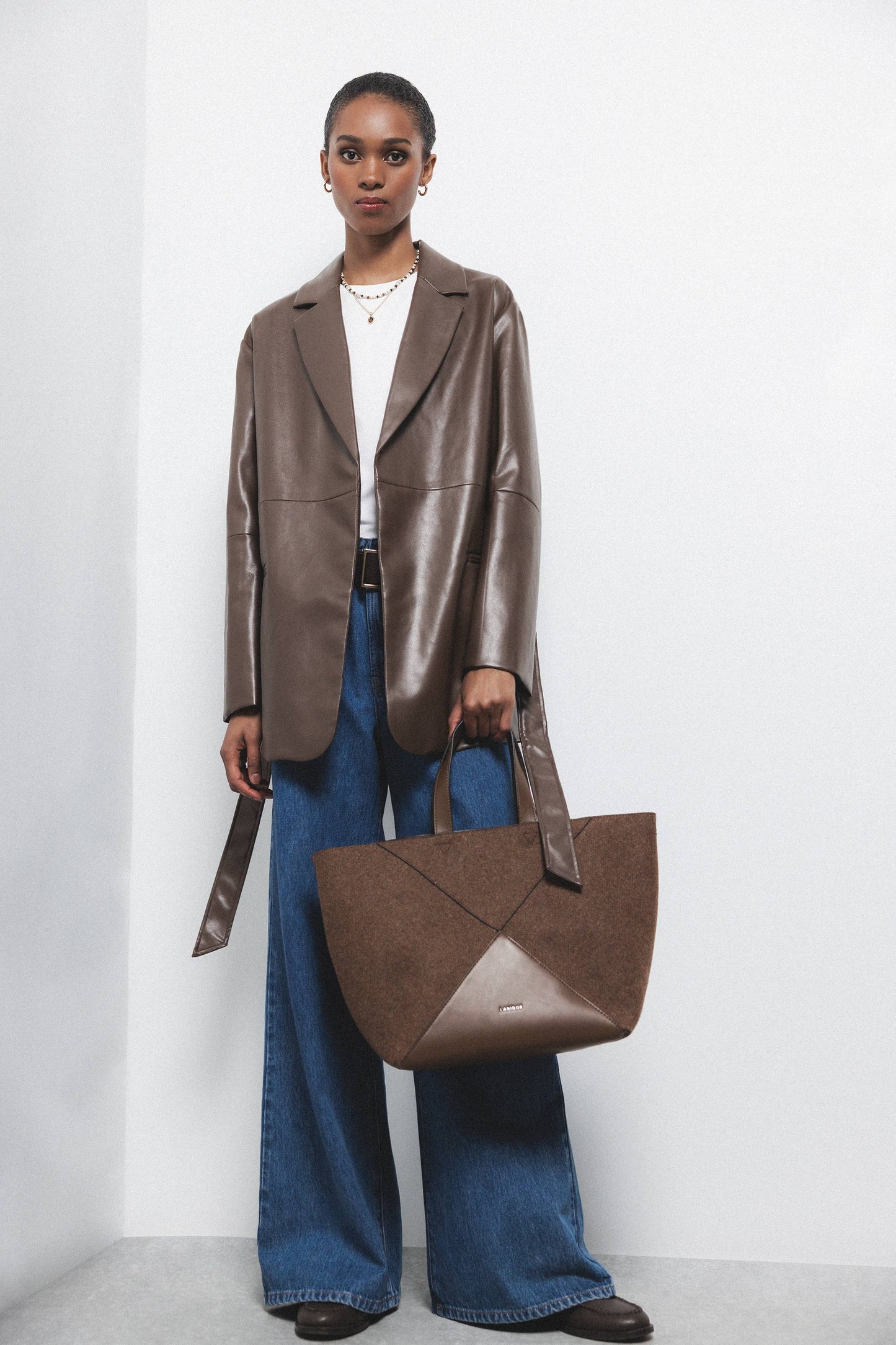 Cappotto in ecopelle con cintura