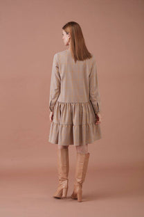 Abito a quadri beige con balze