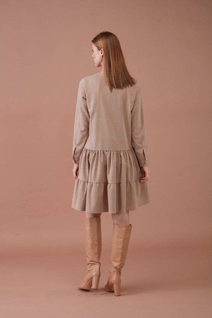 Abito a quadri beige con balze
