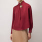 Camicetta bordeaux con spilla rosa