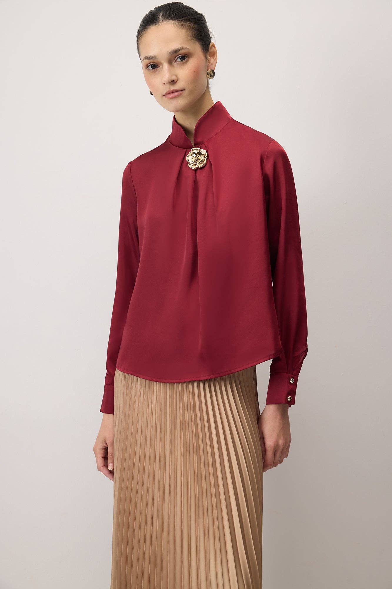 Camicetta bordeaux con spilla rosa